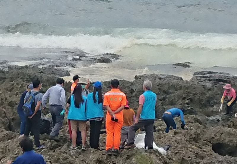 ▲海洋委員會海洋保育署署長黃向文到屏東恆春半島海域勘查油污清除的情形。(圖/海洋保育署提供)