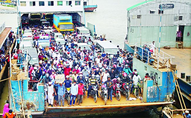 ▲孟加拉即將進入全國性封城，渡船上載滿了人、車。（圖／翻攝自Twitter@khobor52com）