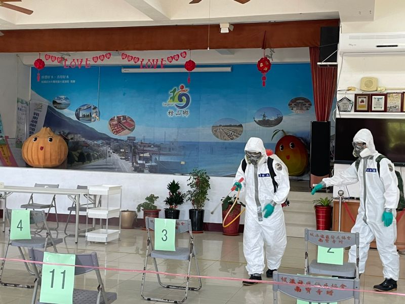 ▲屏東驗出印度變種病毒株,陸軍39化學兵群於屏東枋山鄉、楓港村等地進行消毒作業。(圖/軍聞社提供)