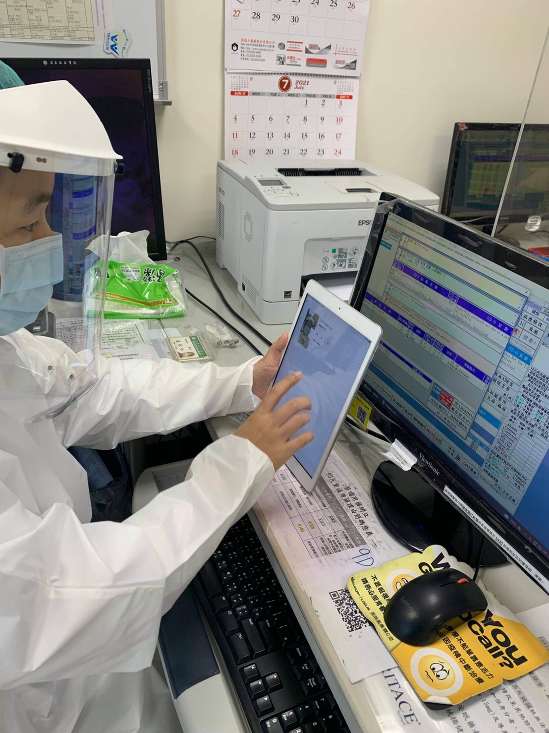 ▲亞東醫院針對確診COVID-19的住院患者，由精神科的專業同仁，提供身心狀態的篩檢和電話關懷服務。（圖／亞東醫院提供）