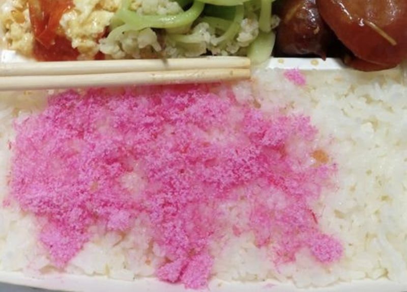 ▲網友分享自己買來的便當米飯竟然是粉紅色的，讓他感到非常傻眼。（圖/爆廢公社公開版）
