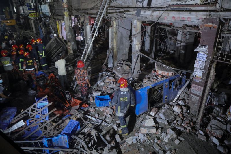 ▲孟加拉首都達卡市中心27日傳出爆炸意外，並波及鄰近建築、路人、公車乘客，釀成死傷。（圖／美聯社／達志影像）
