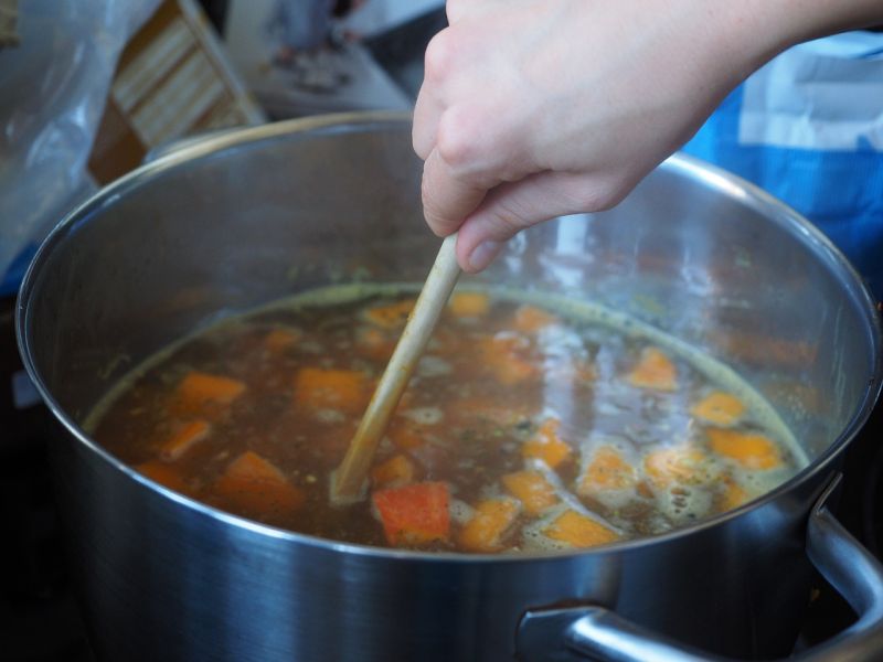 ▲網友紛紛點出「生肉滾水去腥」的兩大重點,分別為「帶骨」和「冷水」。(示意圖/翻攝自pixabay)