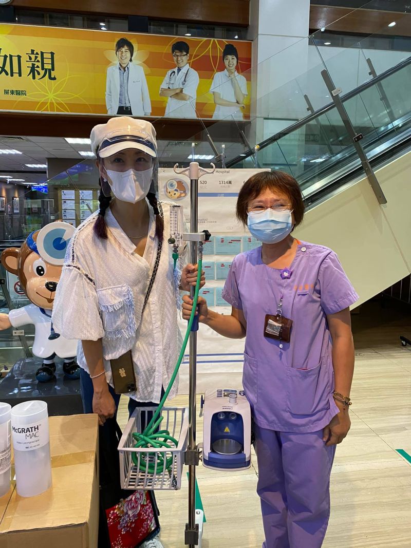 ▲賈永婕(左)與傳訊息的呼吸治療師相見歡,兩人當下情緒都很激動。(圖/賈永婕臉書)