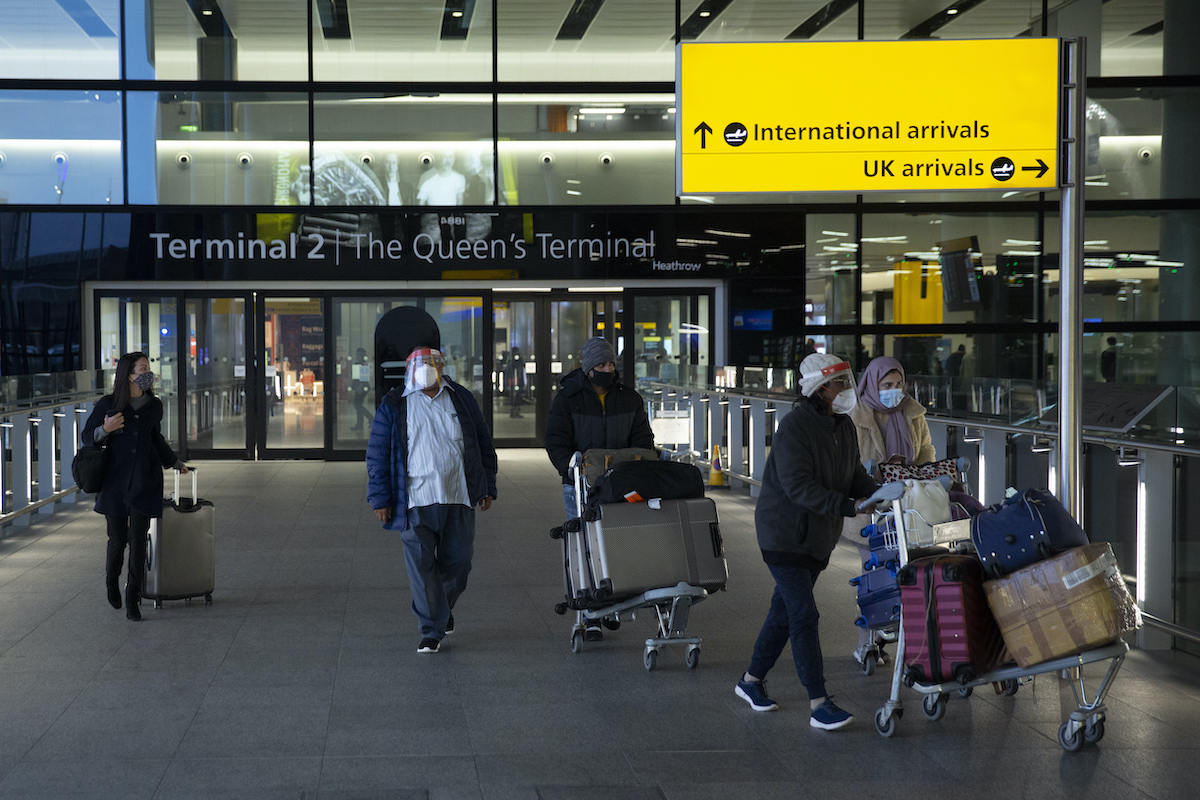 ▲英國近期感染新冠肺炎Delta變種病毒個案增加，隨著夏季旅遊旺季到來，歐洲國家對是否要禁止來自英國旅客入境有不同的意見。（圖／美聯社／達志影像）