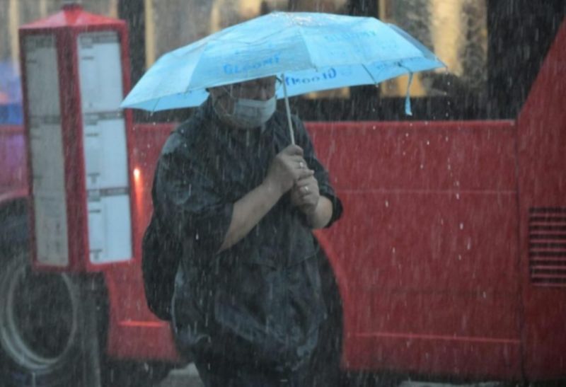 暴雨襲香港多處淹水！學校停課　港股上午暫停交易
