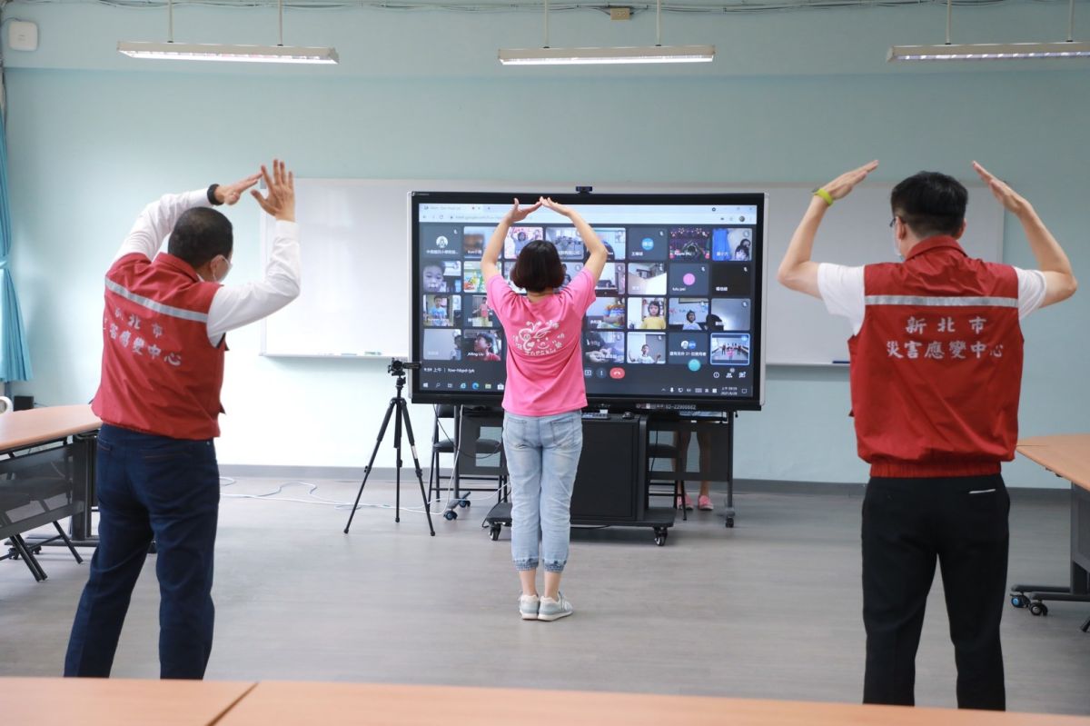▲新北市長侯友宜（左）在教育局長張明文（右）的陪同下，參加中港國小附幼老師設計的線上體能活動，並透過視訊帶著100位幼兒一起跳起「小魔鏡」。（圖／新北市政府提供）