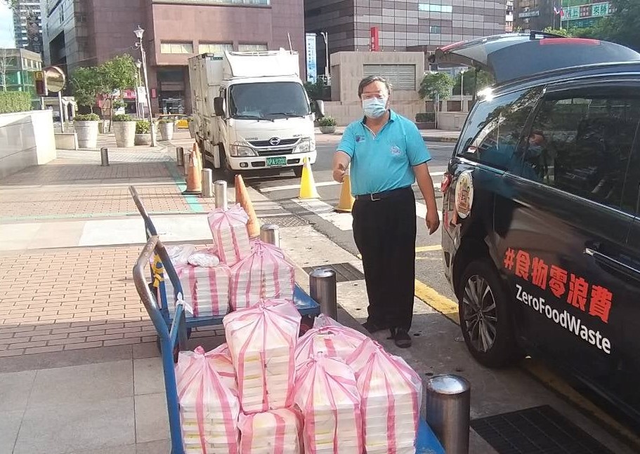▲台北市忠勤里里長方荷生，搶在病毒攻陷社區之前為弱勢者送出「元氣彈」物資箱。（圖／資料照片）