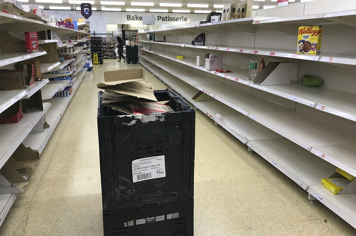 ▲英國物流業者向政府提出請求，希望放寬歐盟大貨車司機簽證，填補人力缺口，但英國政府認為物流業雇主也應該增加招聘本國籍司機。（圖／美聯社／達志影像）