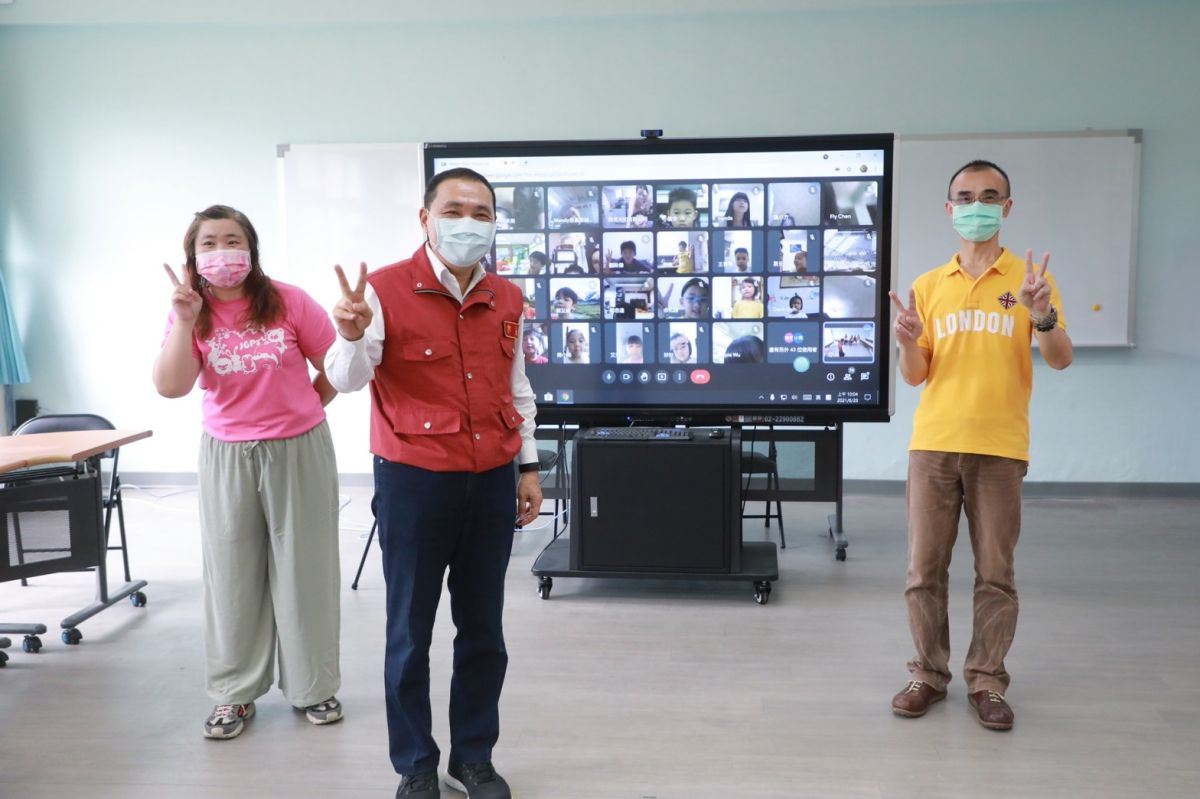 ▲新北市長侯友宜（中）今（28）日到中港國小附設幼兒園為教師加油打氣，受訪時表示，新北接獲有2個人接觸確診者的通報，經篩檢都是陰性。（圖／新北市政府提供）