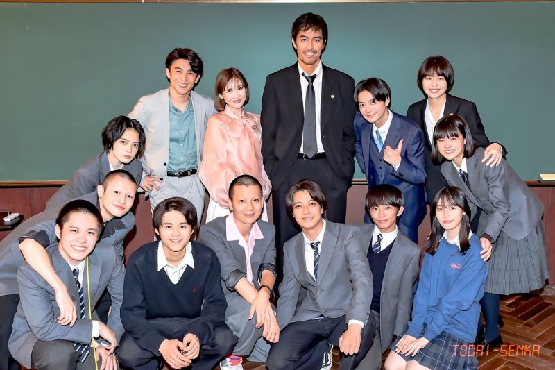 ▲▼《東大特訓班2》找回第一季學生新垣結衣(上圖右)、小池徹平(下圖後排右二)、中尾明慶(下圖後排左一)、紗榮子(下圖後排左二)助陣。(圖/TBS)