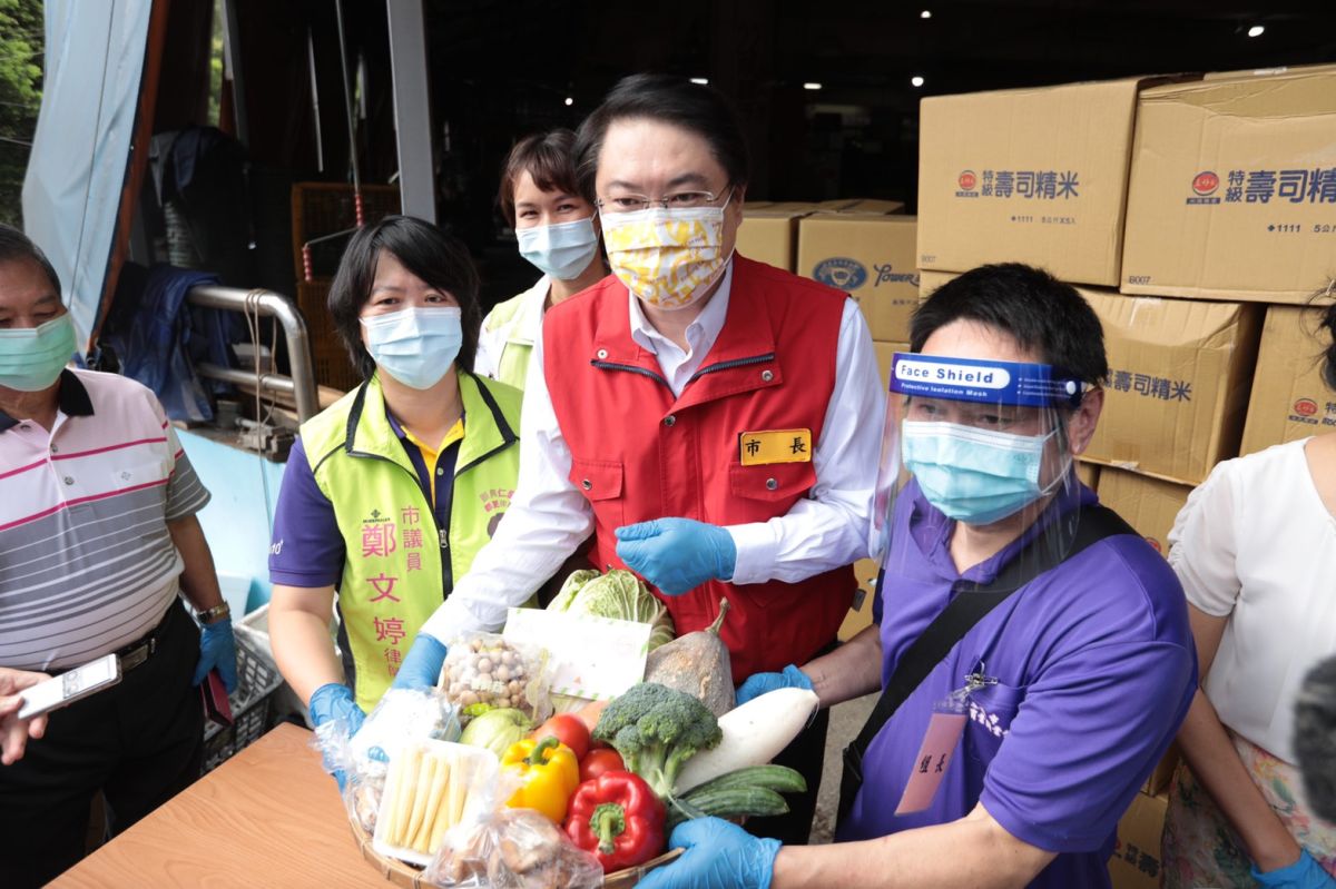 ▲基隆市長林右昌一早視察「安心寶飽箱」及「健康蔬果箱」的包裝與配送作業，並感謝慈濟、果菜市場及協助運送的計程車隊等。（圖／基隆市政府提供）