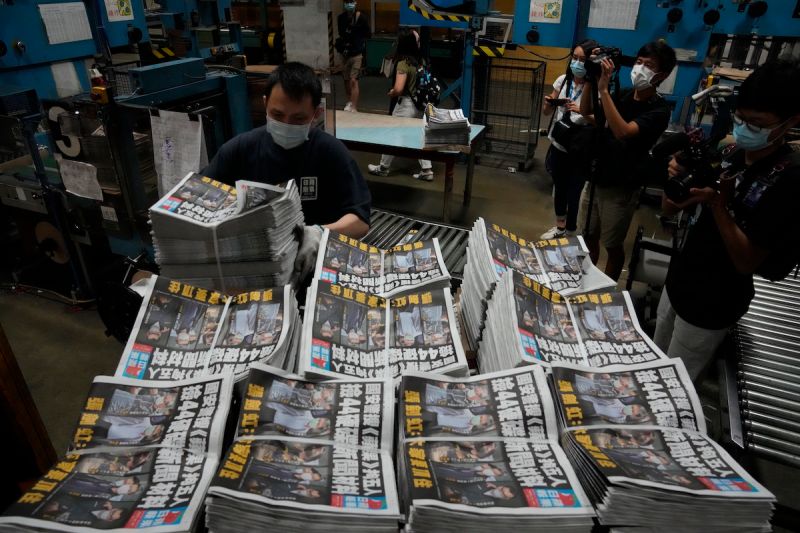 ▲香港《蘋果日報》被關閉後，《立場新聞》、《眾新聞》等具有影響力、立場偏泛民主派的媒體處境引起外界關注。（圖／美聯社／達志影像）