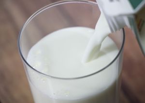 ▲鮮乳比保久乳更營養？美女營養師高敏敏點破「迷思」，「鮮乳&保久乳的來源是一樣的！都是100％生乳」。（示意圖／翻攝photoAC）