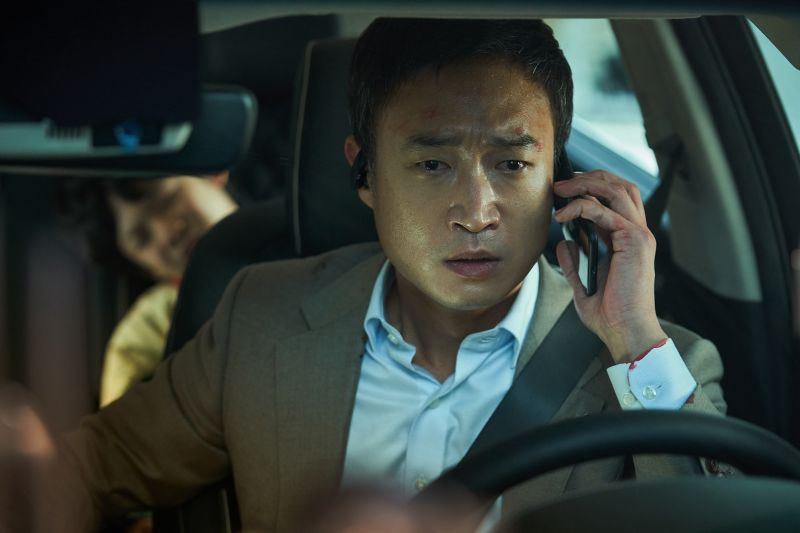 ▲▼片中,趙宇鎮(上圖右)與2個孩子受困車中。(圖/車庫娛樂)