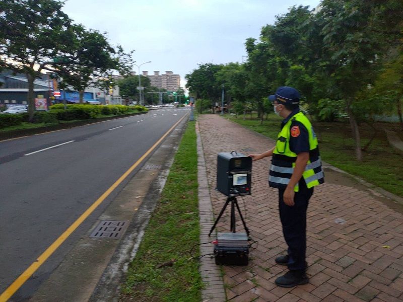  疫情造成路上車潮大減，常有駕駛人超速駕駛(圖/記者鄧力軍翻攝 )