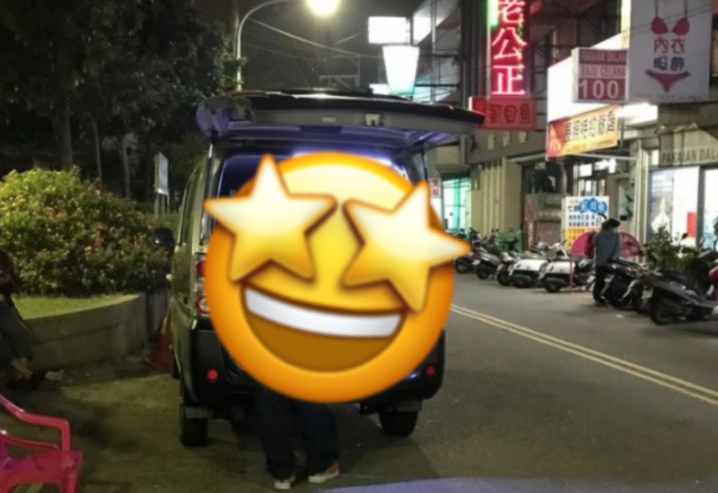 ▲一名女網友日前在路上發現「神秘餐車」，就是許多人童年的回憶「麵包車」，貼文一出，立刻掀起熱議。（圖／翻攝自《Dcard》）