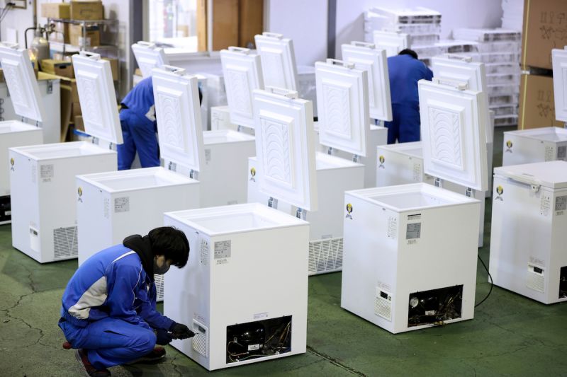 ▲日本疫苗冷凍庫製造商認為,除非是故意拔掉或不小心踢掉,否則電源插頭不會自然脫落。圖/美聯社/達志影像)