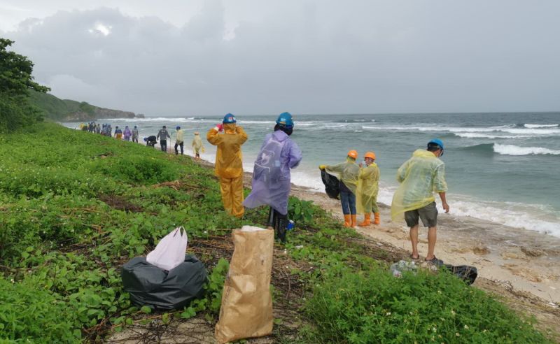 ▲台灣中油公司煉製事業部大林煉油廠高雄港外海2號浮筒發生油污洩漏事件，中油僱用小琉球當地居民清除岸際油污。(資料照／記者黃守作攝)