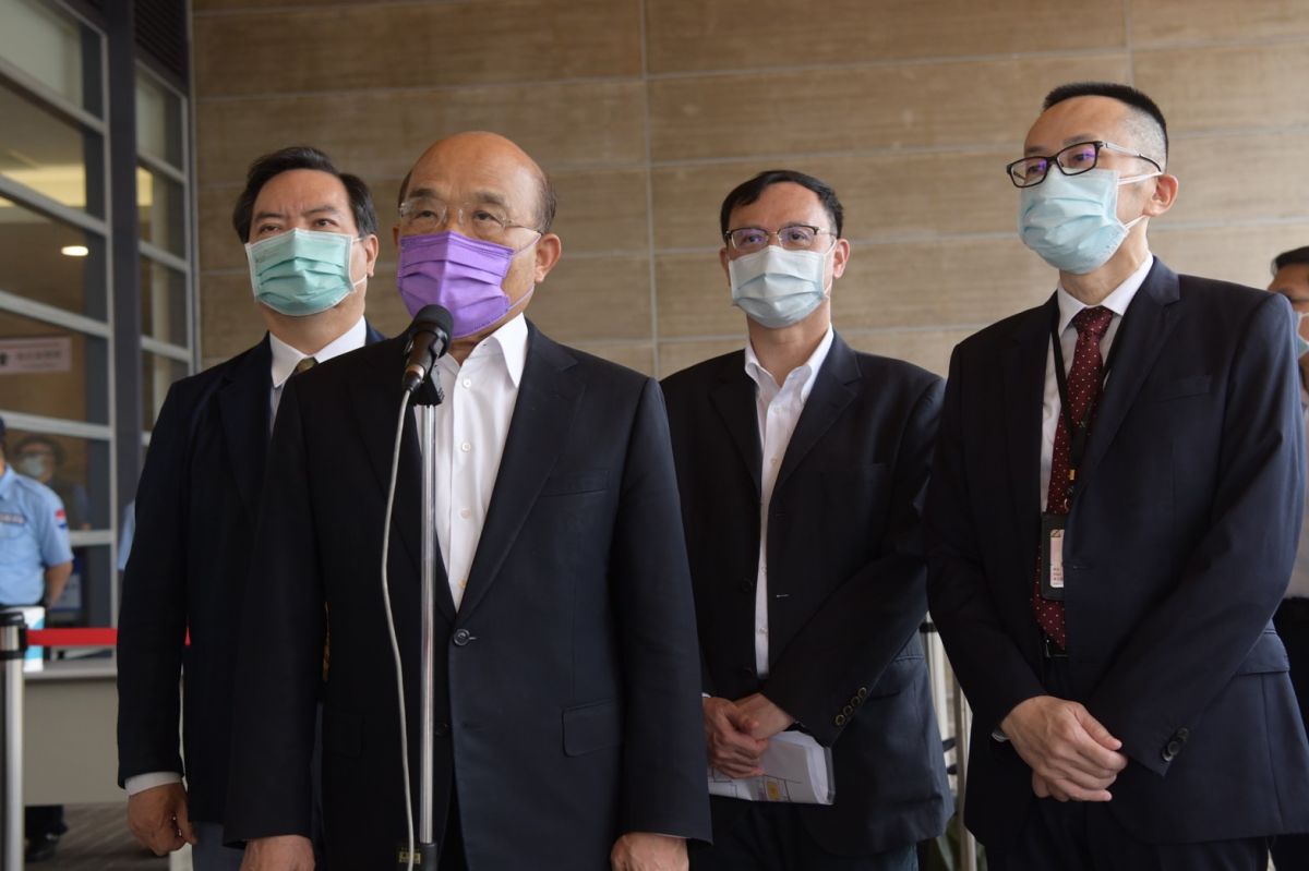 ▲行政院長蘇貞昌表示，自己照規定應在5月17日施打第二劑AZ疫苗，但由於多數國人仍在等待疫苗，自己並不急著現在施打。（圖／行政院提供）
