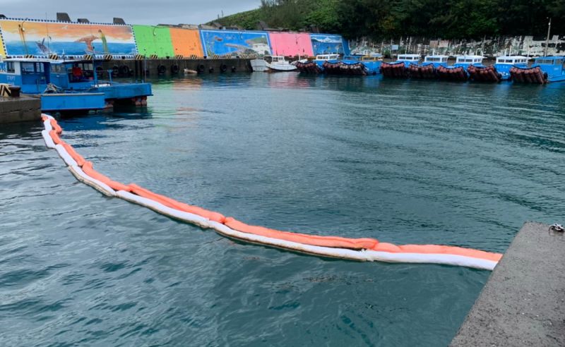 ▲台灣中油公司煉製事業部大林煉油廠高雄港外海2號浮筒發生油污洩漏事件,油污已漂到屏東恆春半島海域,恆春鎮山海漁港已鋪設2道吸油棉索,來圍堵油污再進入漁港。(圖/記者黃守作攝,2021.06.28)