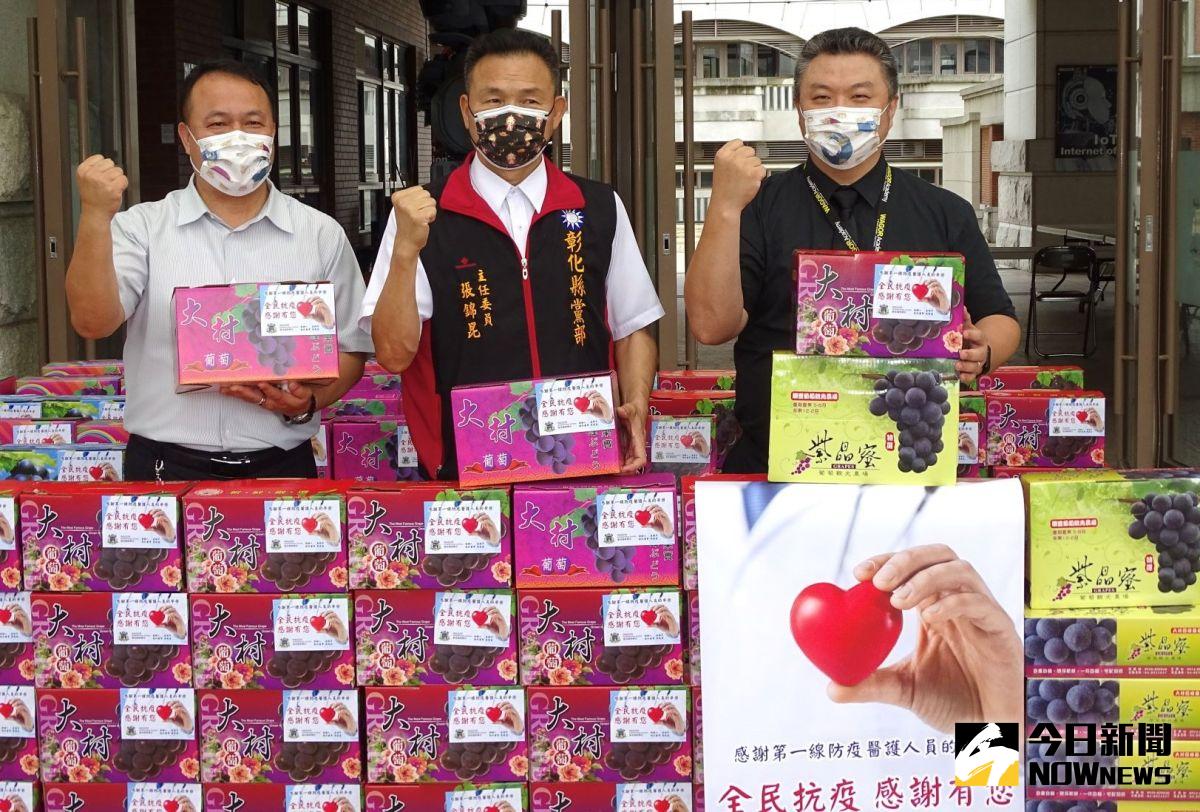 ▲葳格國際學校採購千箱葡萄轉贈第一線醫護   人員，力挺果農也向醫護致敬。（圖／金武鳳攝，2021.6.28)  