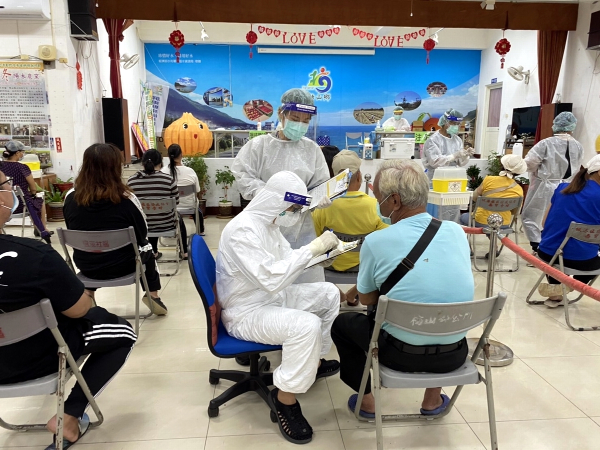 ▲屏東枋山老人活動中心施打疫苗的資格，為24及25日篩檢完成且符合PCR陰性資格的村民，上午8點至12點為善餘村，下午13點至17點為楓港村村民。（圖／屏東縣政府提供, 2021.06.28）