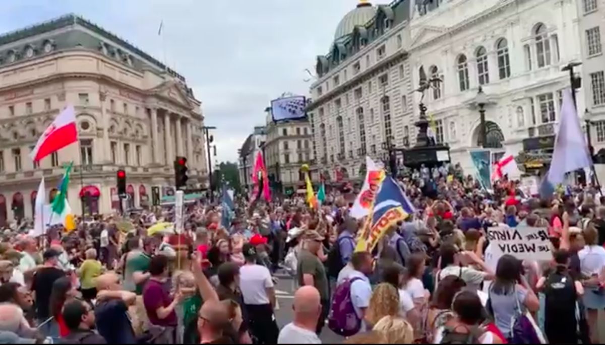 ▲上週末兩日（26、27）英國倫敦出現大量民眾上街抗議政府延後解封。（圖／翻攝自Twitter影片）