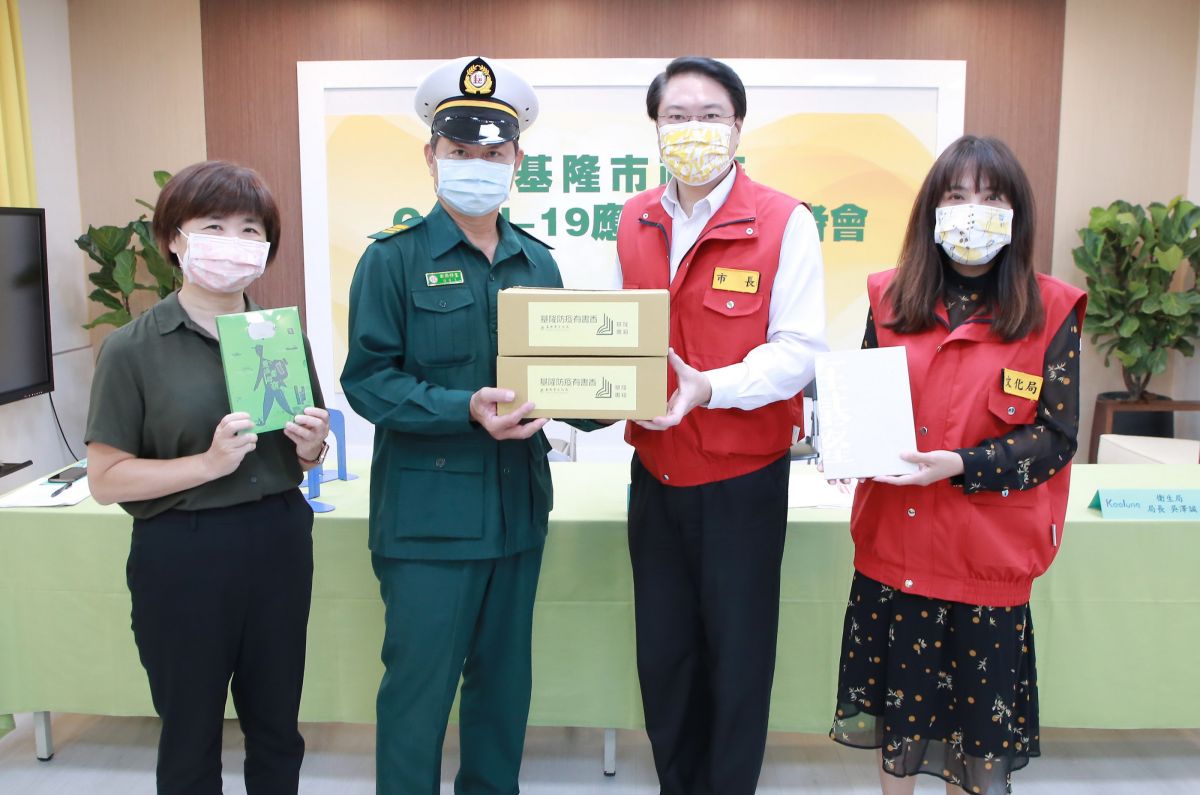 ▲基隆市長林右昌（右二）、文化局長陳靜萍（右一）、基隆郵局經理蔡季芬（左一），透過帥氣郵務士雙手，溫暖推出「基隆防疫有書香」服務。（圖／基隆市政府提供）