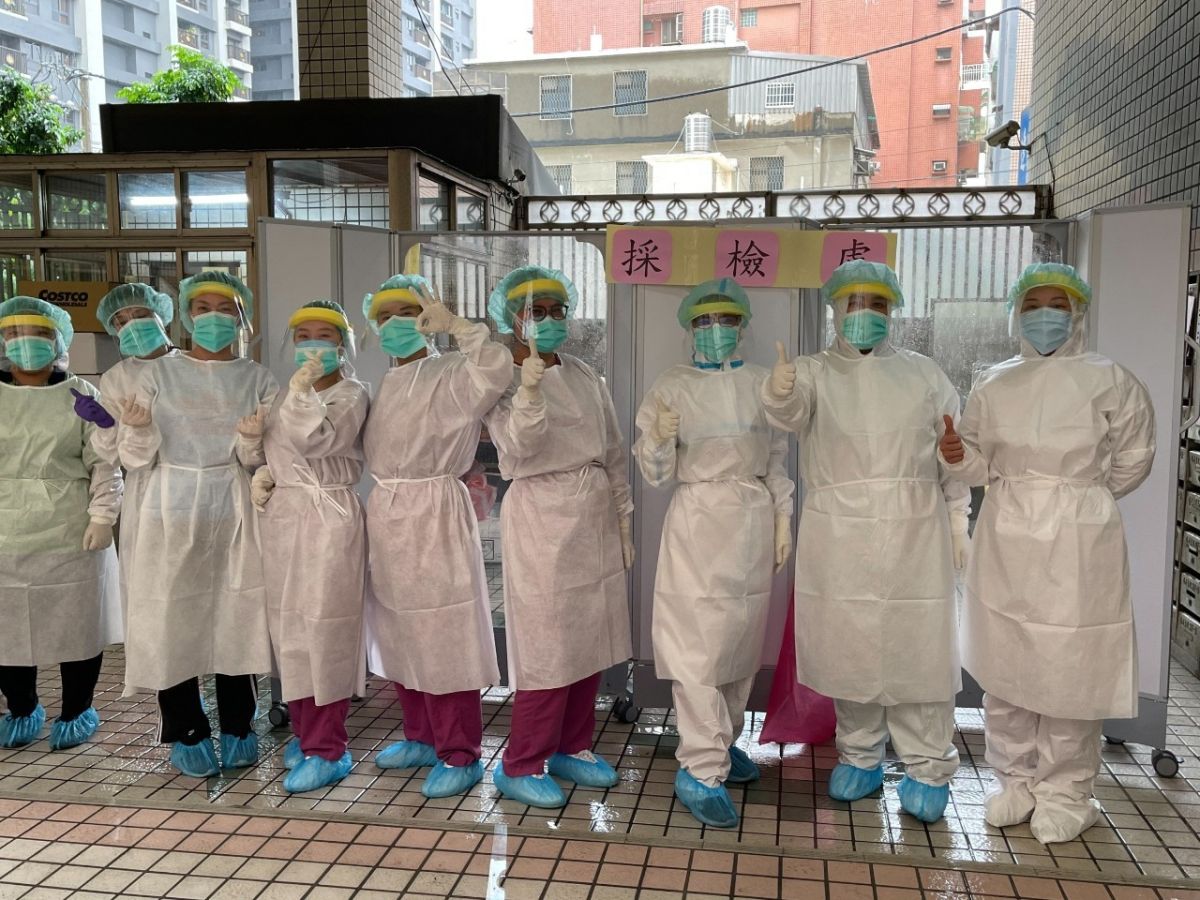 ▲北榮新竹分院快篩部隊同仁穿戴全副式厚重隔離衣(兔寶寶裝)執行採檢工作。（圖／北榮新竹分院提供）