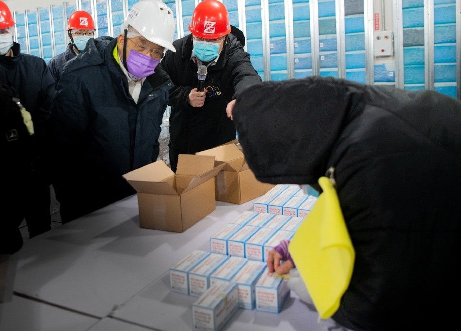 ▲行政院長蘇貞昌視察疫苗倉儲與封緘流程，並對全體工作人員表示感謝。（圖／行政院提供）