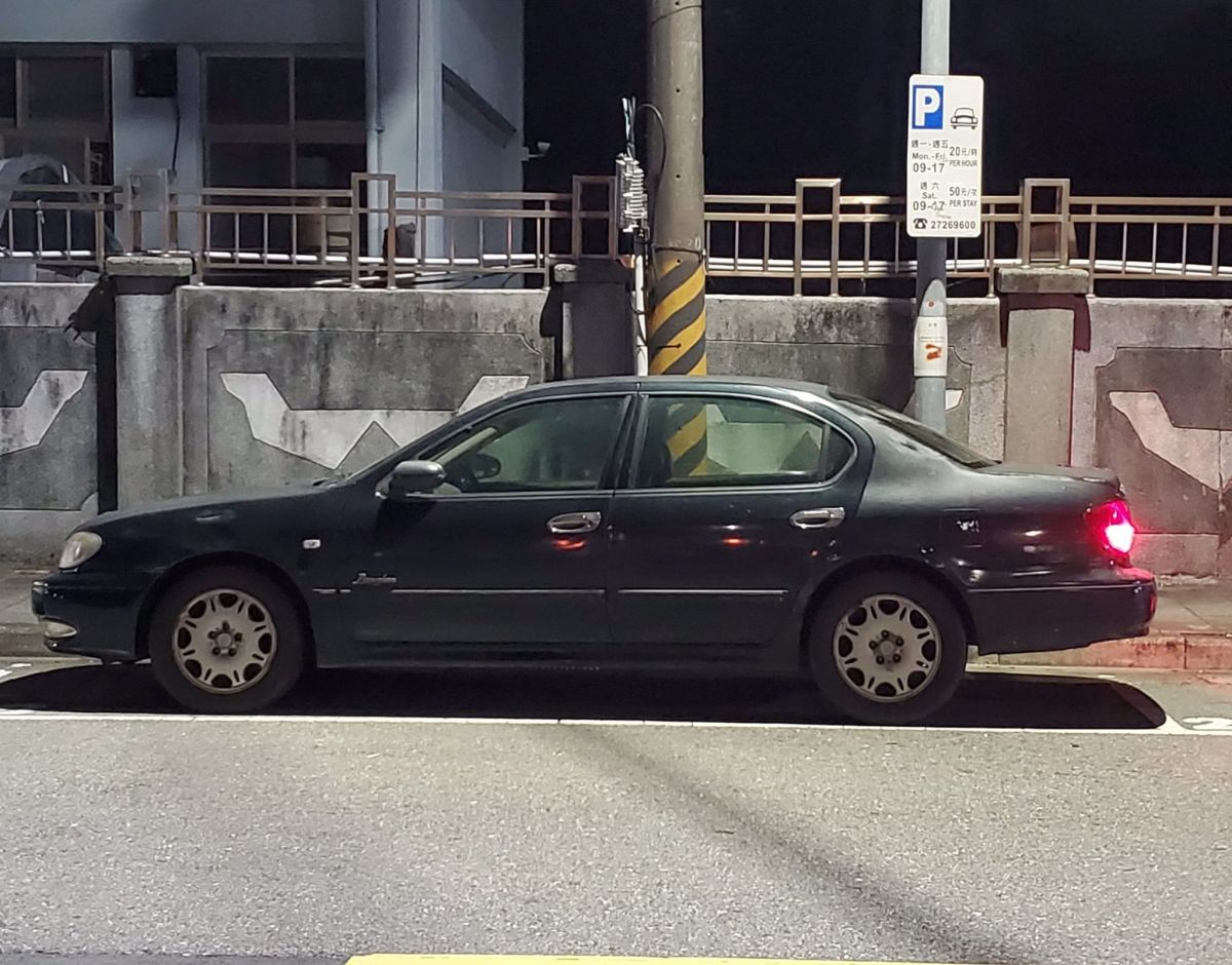 ▲一名網友發現路邊車輛明明駕駛座不見人影，車尾的煞車燈卻莫名閃爍著，好奇發文同時也釣出行家解釋真相。（圖／翻攝自臉書社團《路上觀察學院》）