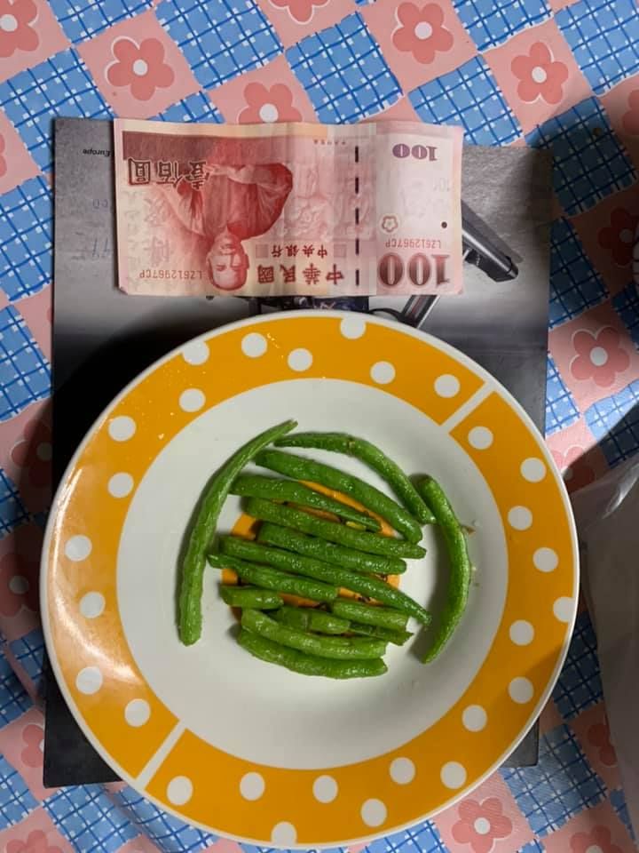 ▲網友分享自己購買的鹹酥雞四季豆份量非常少,讓她很傻眼。(圖/爆怨2公社)