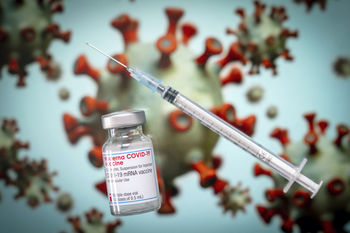 ▲美國藥廠莫德納（Moderna）今表示，將致力在2023年底推出結合COVID-19、流感與呼吸道融合病毒（RSV）的追加劑疫苗。（圖／美聯社／達志影像）