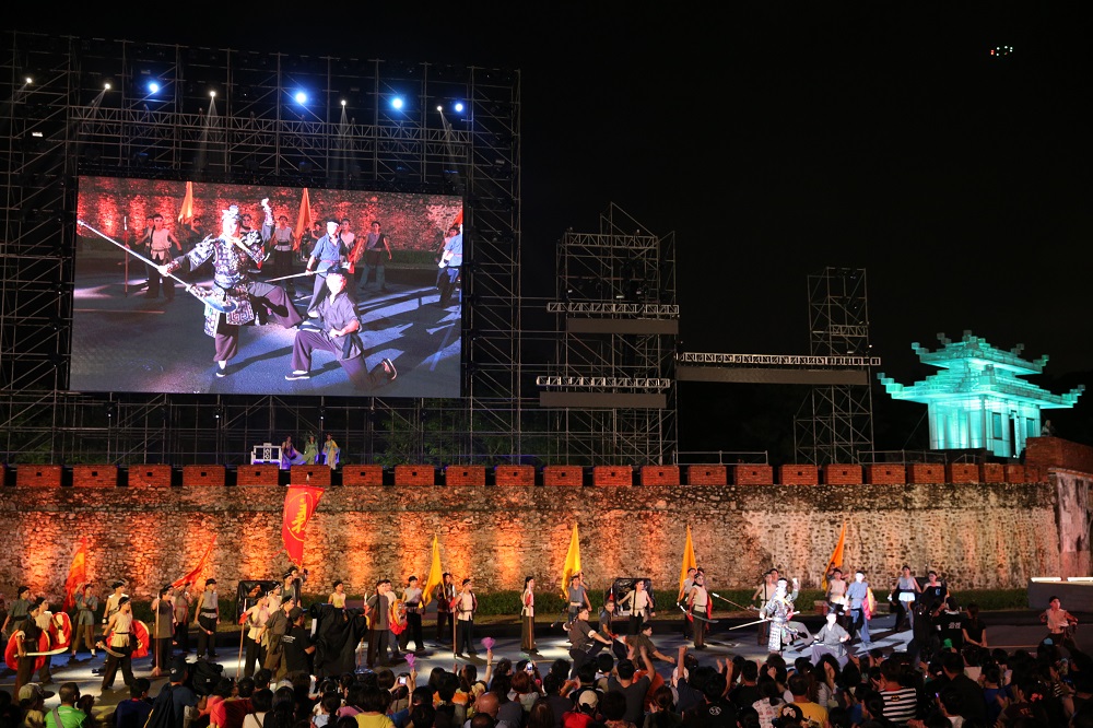 ▲百年古蹟環境劇場《見城》由文化局、愛樂基金會、高雄市國樂團的同仁們親自製作，結合歌仔戲、豫劇等跨劇種，邀集台灣傳統戲曲天王劃時空同台，將歷史與神話一起躍上舊城舞台，是難得一見的魔幻寫實穿越演出。（圖／高雄市文化局提供）