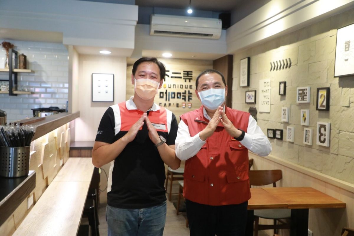 ▲新北市長侯友宜今（29）日特地前往感謝不二弄咖啡，肯定老闆蔡依帆對社會付出的正向力量。（圖／新北市政府提供）