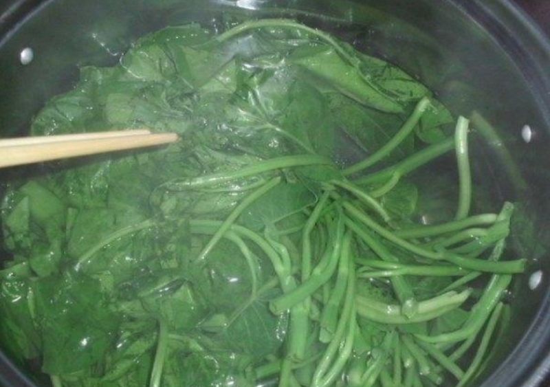 ▲炒空心菜「起鍋前1招」是關鍵,讓炒好的空心菜不僅翠綠還會發亮。(圖/翻攝自搜狐號《愛美食的小柚柚》)