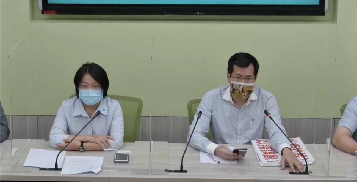 ▲民進黨團幹事長劉世芳（左）29日表示，宣揚到中國施打疫苗參加共產黨慶是一種強迫推銷。（圖／翻攝自民進黨立法院黨團臉書）