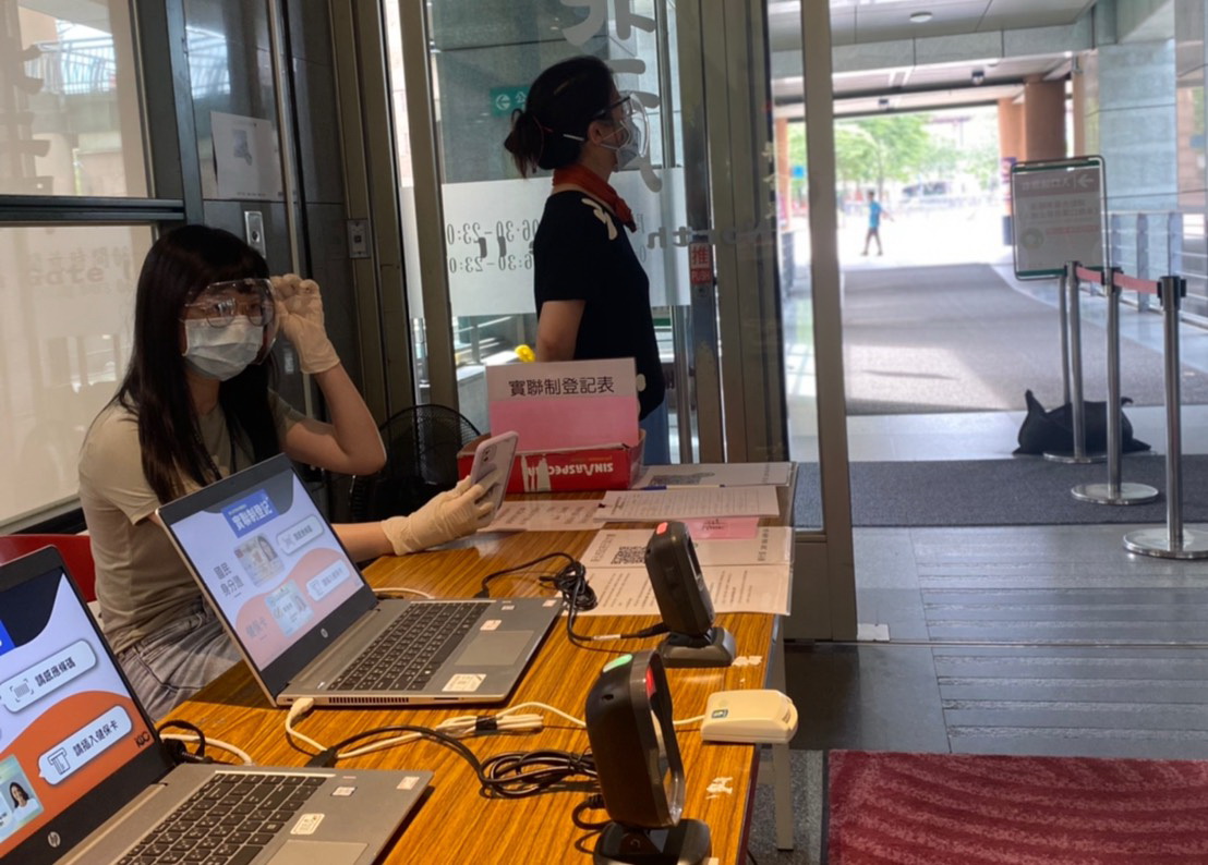 ▲新北市6月釋出兩波安心上工的職缺，圖為協助執行實聯制的安心上工人員。（圖／新北市政府勞工局提供）