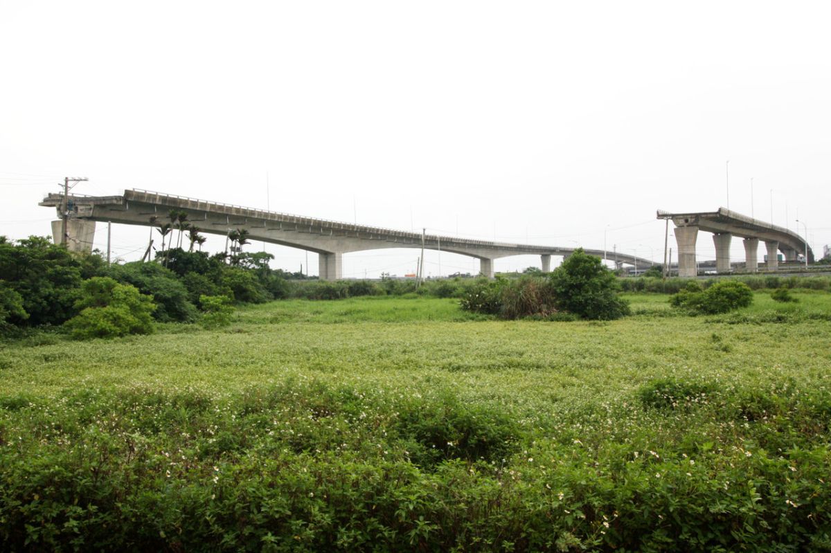 ▲鄭寶清說，因為天空斷橋位於大園，許多從桃園國際機場來訪的外國人經過都會對斷橋景象相當吃驚。（圖／鄭寶清服務處提供）