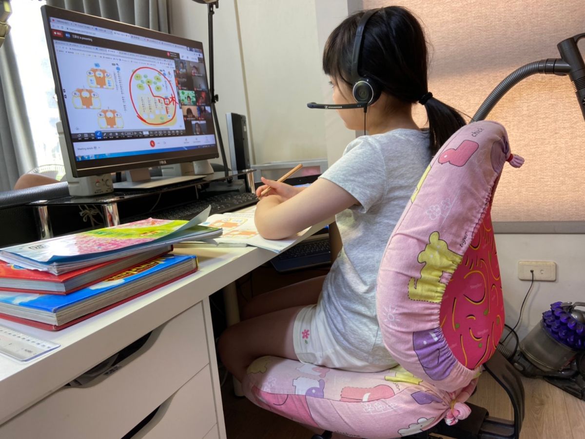 ▲新竹縣政府教育處推出新竹縣公播課程，讓孩子在疫情下在家期間也能線上學習、動手做實驗。（圖／新竹縣政府提供）