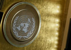聯合國LOGO UN ▲▲聯合國安全理事會今天將就網路安全召開首場正式公開會議,盼解決駭客對各國主要基礎設施日益猖獗的威脅。資料照。(圖/美聯社/達志影像)