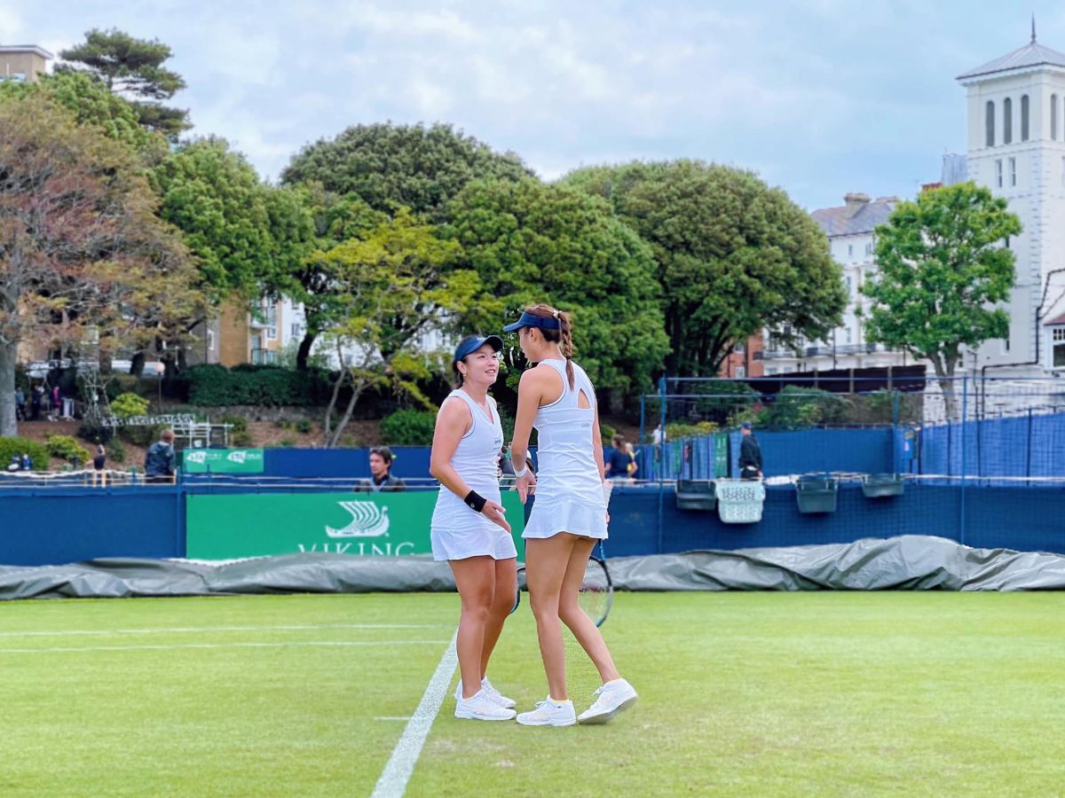 ▲正在英國出戰大滿貫賽事溫布敦網球賽的我國詹家姊妹詹詠然、詹皓晴，今(29)日確定取得東京奧運女雙資格。（圖／取自詹詠然臉書）