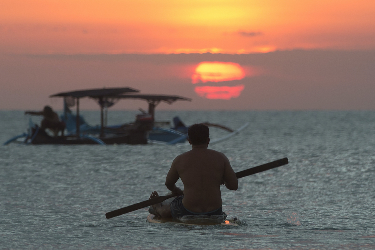 ▲印尼觀光部長表示，待新冠肺炎確診病例大幅下降後，再開放外國旅客到峇里島觀光。（圖／美聯社／達志影像）