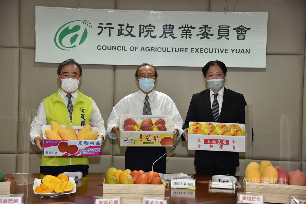 ▲屏東縣枋山鄉發生Delta變種病毒群聚感染，當地出產的芒果遭退訂。農委會29日舉行線上記者會，農糧署長胡忠一（左）指出，病毒不會經蔬果傳染，呼籲民眾上台灣農產嘉年華網站購買，一起力挺果農。（農委會提供）中央社記者楊淑閔傳真 110年6月29日
