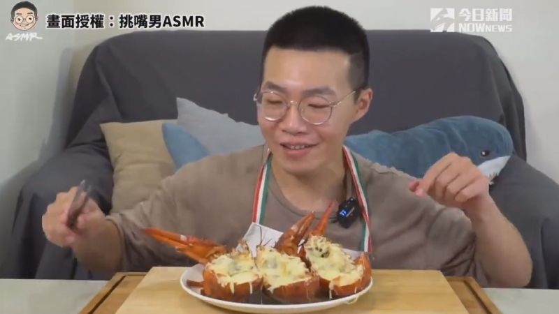 ▲兩隻龍蝦加入奶油及乳酪絲,好吃的焗烤龍蝦,讓網友喊:「好餓喔!」(圖/挑嘴男ASMR