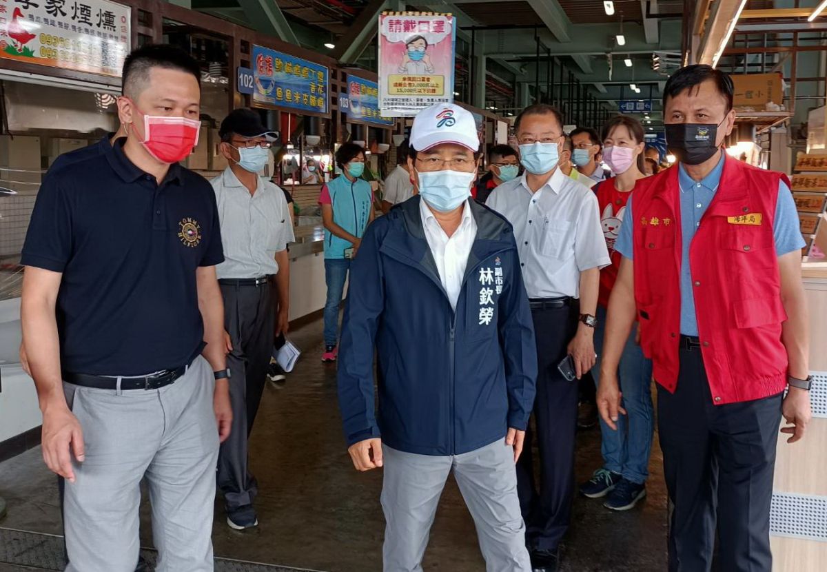 ▲高雄市海洋局局長張漢雄(右)陪同副市長林欽榮(中)視察蚵仔寮漁貨中心防疫作為。(圖／記者黃守作攝，2021.06.29)
