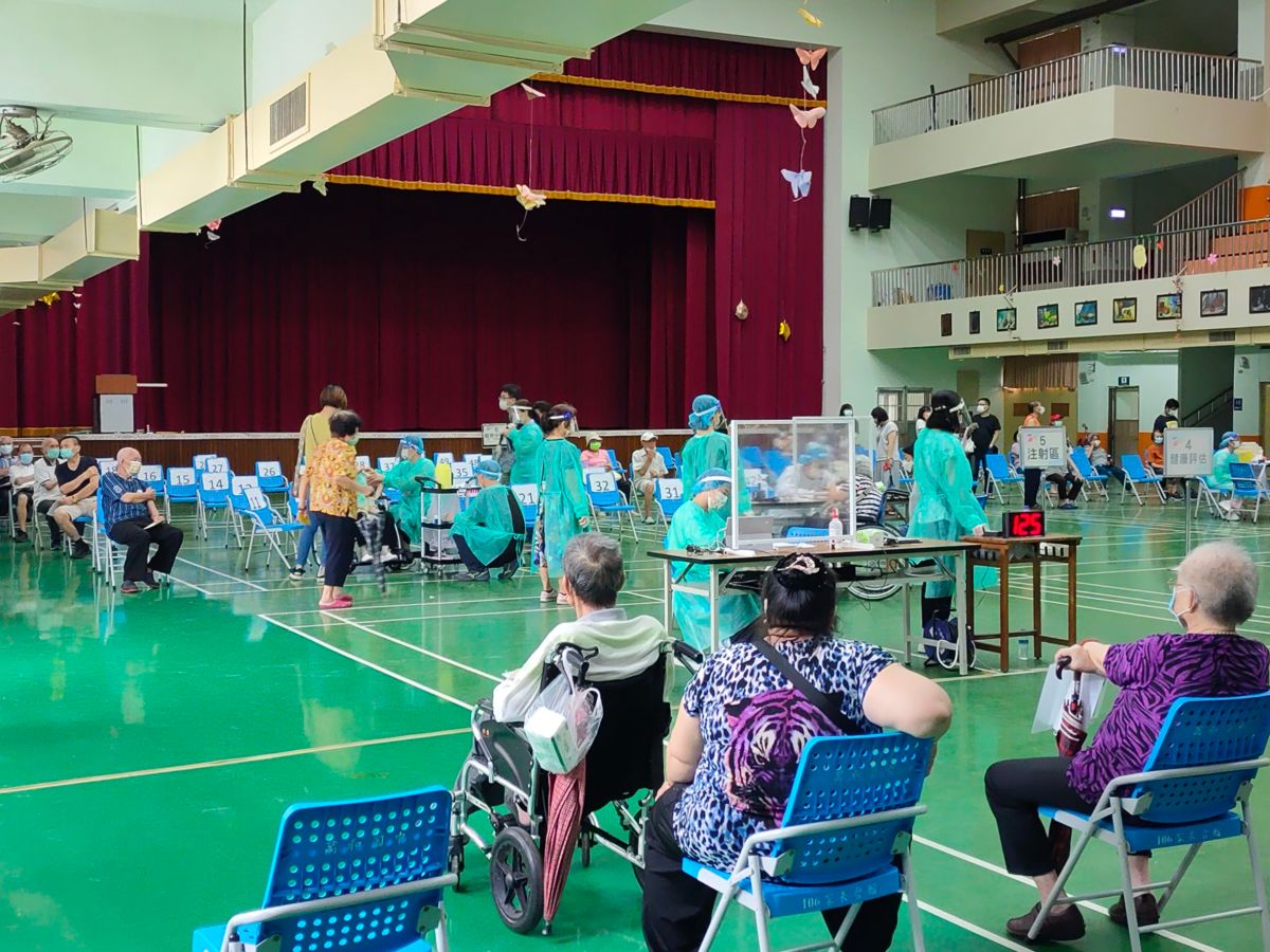 ▲中市議會國民黨團建議，中市政府應規劃以校園或安親班才藝補習班等學習場域人員，優先施打(圖／張紋華攝2021.6.29)