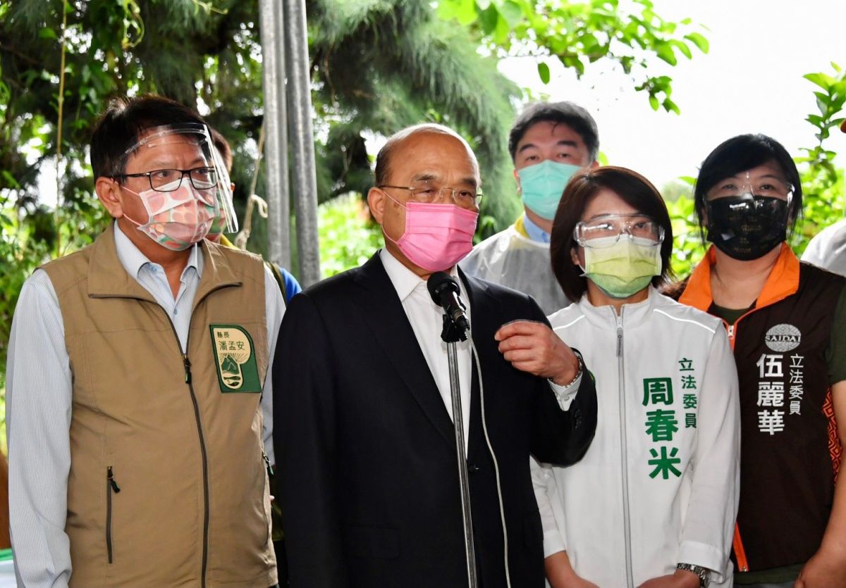 ▲行政院長蘇貞昌回到故鄉屏東視察，肯定屏東縣長潘孟安與縣府團隊對疫情的處理。（圖／行政院提供）
