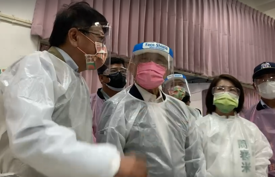 ▲行政院長蘇貞昌回到屏東，視察楓港善餘村疫苗施打站，也替在地芒果背書。（圖／行政院提供）